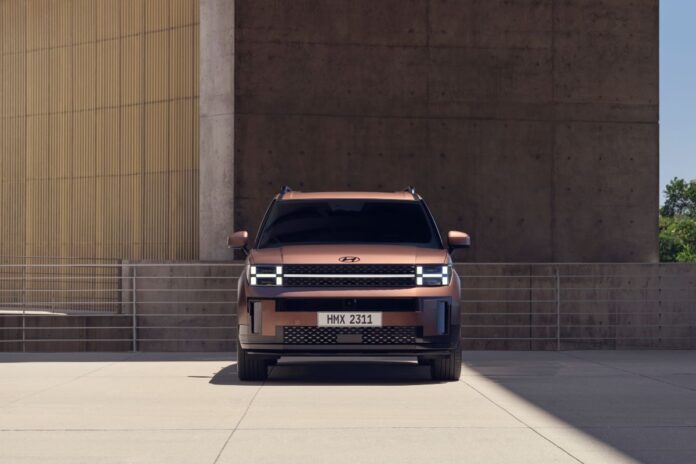 Large-56472-HyundaiMotorRadicallyTransformsAll-NewSANTAFESUVtoOfferLargerClass-leadingInteriorSpaceandTailgateOpening.jpg