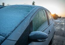 ¿Por qué los autos se cubren de hielo antes que los objetos circundantes?