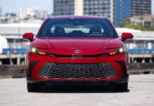 Toyota Camry del 2025, un sedan agradable y silencioso en las carreteras